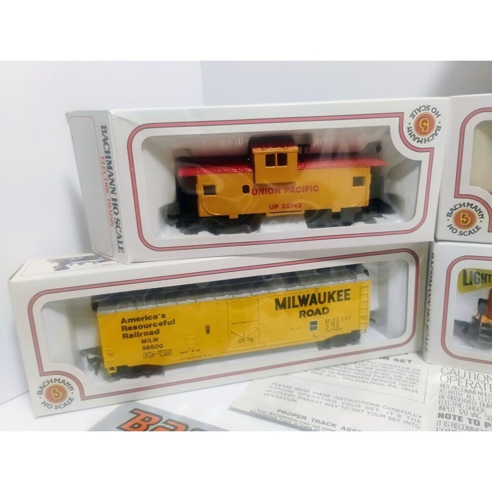 BACHMANN HO GAUGE RAILROAD TRAIN SET W LIGHTED UNION PACIFIC LOCOMOTIVE READ!!! - Picture 2 of 8